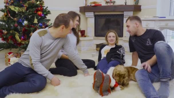 Glückliche Kaukasier winken in der Nähe des Weihnachtsbaums in die Kamera — Stockvideo