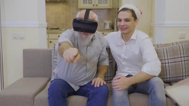 Молодой парень открывает виртуальный мир своему деду — стоковое видео