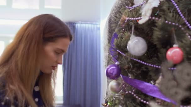 Deux Petites Amies Décorent Sapin Noël Maison Les Jolies Filles — Video