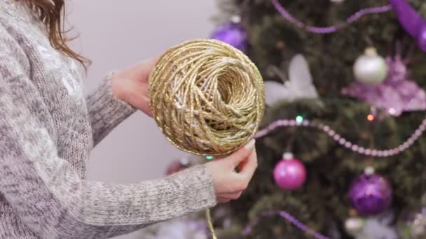 Jovem Mulher Decorar Árvore Natal Antes Véspera Ano Novo — Vídeo de Stock