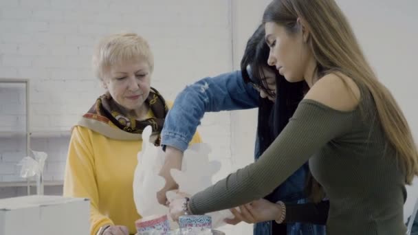 Três Designers Fazem Construção Papel Para Fotossessão Mulheres Criam Elemento — Vídeo de Stock