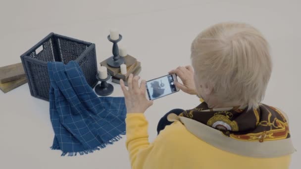 Mujer Madura Hacer Foto Composición Teléfono Inteligente Diseñador Trabajo Blanco — Vídeo de stock