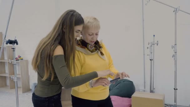 Las Mujeres Miran Fotos Teléfono Inteligente Dos Fotógrafos Discuten Composición — Vídeos de Stock