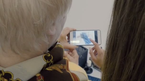 Vrouwen Kijken Naar Foto Smartphone Twee Fotografen Bespreken Samenstelling Van — Stockvideo