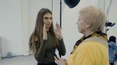 Fotoğrafçılar beyaz photo studio çalışma ve tablonun üstündeki fotoğraf yapmak. Fotoğraf şık elemanlarının yapım süreci
