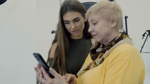 Las Mujeres Miran Fotos Teléfono Inteligente Dos Fotógrafos Discuten Composición — Vídeos de Stock