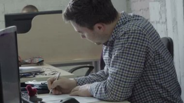 İşadamı ofiste belgeyi imzala