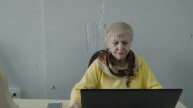 Üst düzey kadın iş yerinde ofiste dizüstü