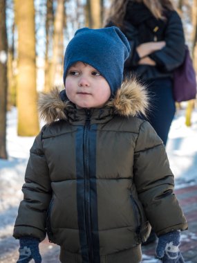 Kış giysileri sevimli küçük çocuk