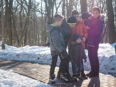 Kış parkta küçük erkek grup