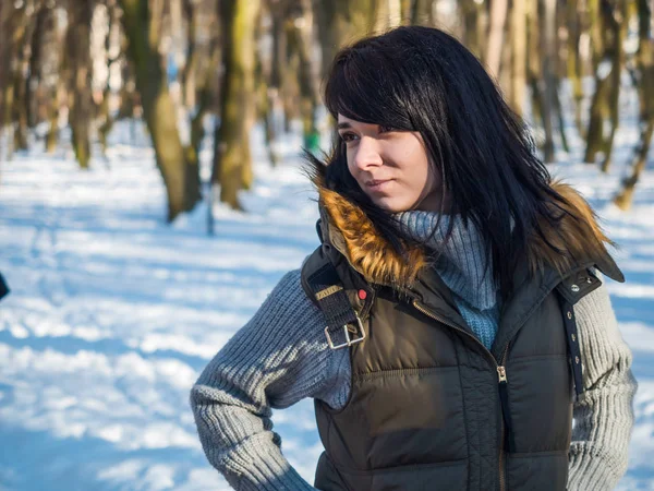 Mulher bonita em roupas de inverno no fundo do parque de inverno — Fotografia de Stock