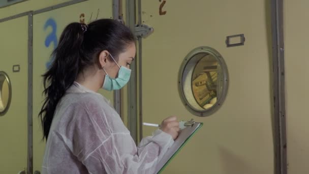 Inspektor kontrolovat inkubátor v drůbežárně — Stock video
