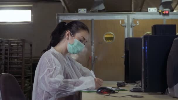 Inspektor zápis zpráva po kontrole inkubátory v drůbežárně — Stock video