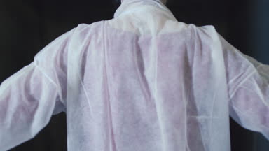 Karanlık yeraltı sığınağında git kadın