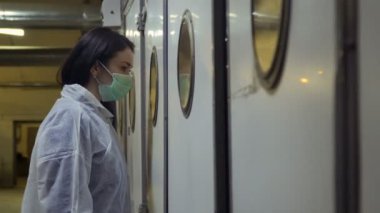 Müfettiş kontrol kuluçka tavuk çiftliğinde