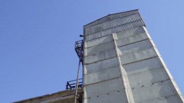 Gökyüzü karşı bina beton