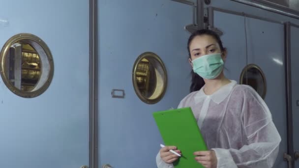 Inspektor kontrolovat inkubátory v drůbežárně — Stock video