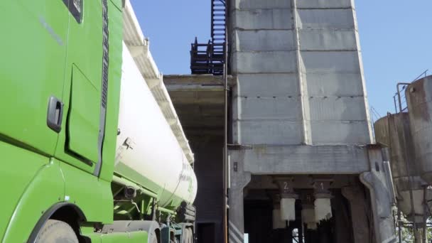 Groene vrachtwagen bij het grondgebied van de fabriek — Stockvideo