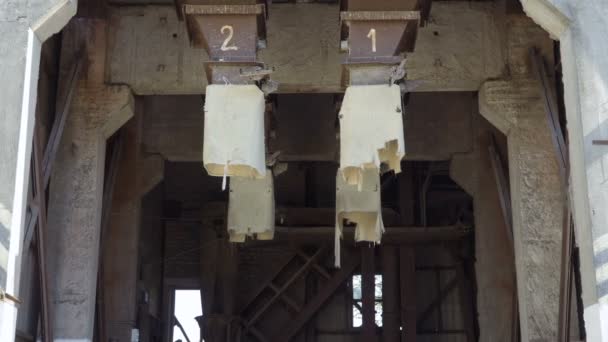 Deux vieux tuyaux pour mettre du grain dans un camion — Video