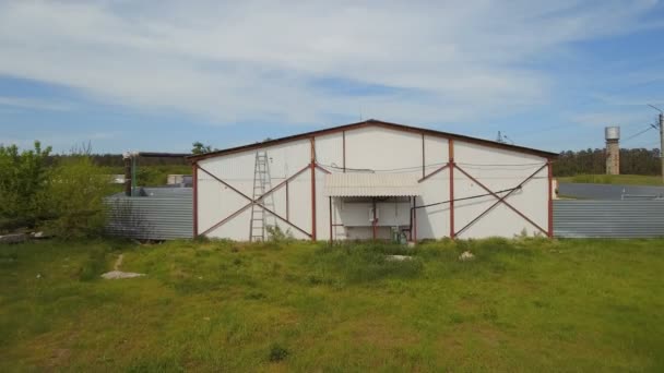 Cámara se mueve hacia atrás desde el hangar — Vídeo de stock