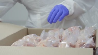 Alt paketi paketleri bir satış için bir kart kutusuna ham ördek etli
