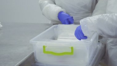 İki işçi taze çiğ ördek eti vakum paketlere paketi