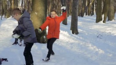 Winter park, ağır çekim çocuk oyun