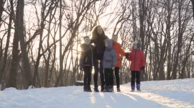 Genç Anne oğulları kış Park ile sarılma
