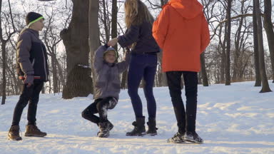 Oğulları olan kadın var eğlenceli kış Park