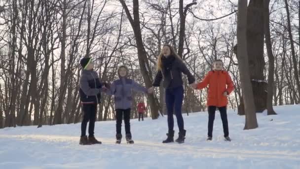 Junge Frau mit ihren Söhnen springen in Zeitlupe zusammen — Stockvideo