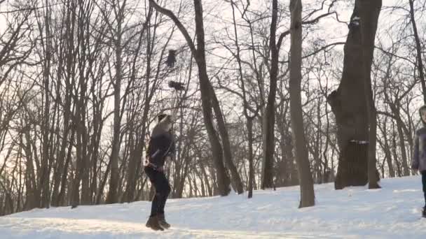 Menino jogue fora suas luvas na neve no parque de inverno — Vídeo de Stock