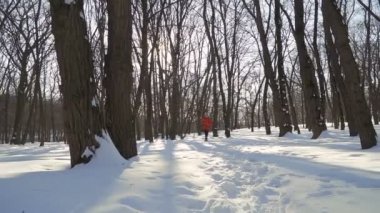 Çok güzel çocuk ağır çekimde kış parkta koşmak