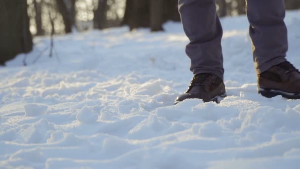 El hombre patea la nieve en cámara lenta — Vídeos de Stock