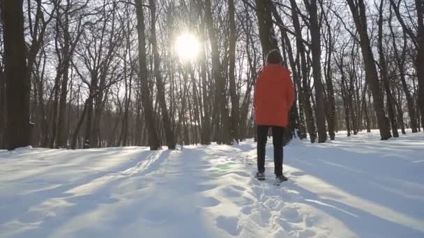 Ragazzo correre al rallentatore nel parco invernale — Video Stock