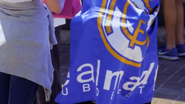 Киев, Украина - 26 мая 2018 - Болельщики с флагом Реал Мадрида - Лига чемпионов — стоковое видео