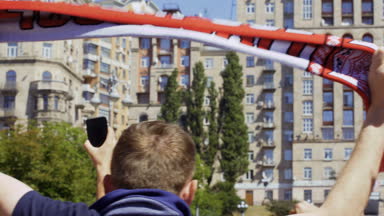 Kiev, Ukrayna, 26 Mayıs 2018 - Fan ile kırmızı eşarp - Şampiyonlar Ligi 2018