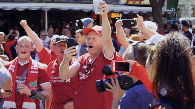 Kiev, Ukrayna - 26 Mayıs 2018: Avrupa fanlar kırmızı üniformalı - Şampiyonlar Ligi