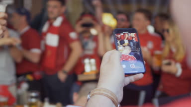 Kiev, Ukrayna - 26 Mayıs 2018: Çekim futbol taraftarları, telefon - Şampiyonlar Ligi