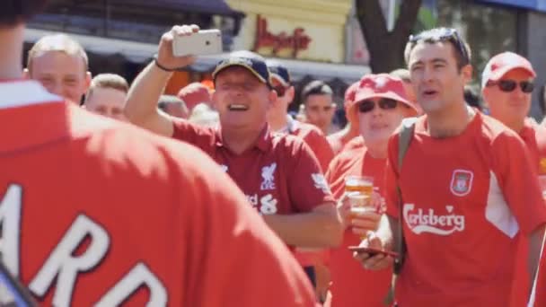 Kiev, Ukraina - 26 maj 2018: Glada fans i liverpool uniform - Champions League — Stockvideo