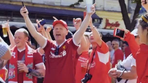 Kiev, Ucrania - 26 de mayo de 2018: Felices fans en uniforme rojo - Champions League — Vídeos de Stock