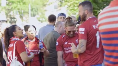 Kiev, Ukrayna, 26 Mayıs 2018 - futbol taraftarları maç - Şampiyonlar Ligi tartışmak.