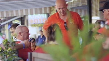 Kiev, Ukrayna - 26 Mayıs 2018 - futbol taraftarları kafede - Şampiyonlar Ligi sakin ol.