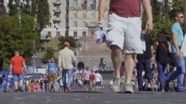 KYIV, UCRANIA - 26 de mayo de 2018 - Gente caminando por la calle principal de la ciudad — Vídeos de Stock