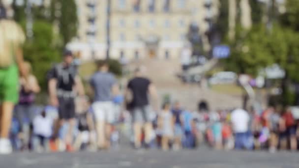 Persone sfocate che camminano per la strada principale della città — Video Stock