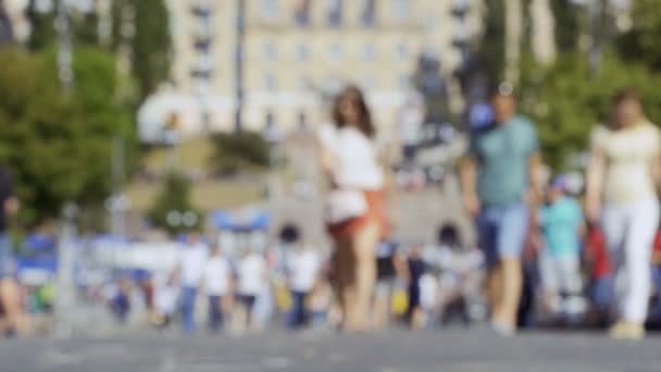 Le persone sfocate camminano nel centro della città — Video Stock