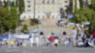 İnsanlar şehirde bulanık atış