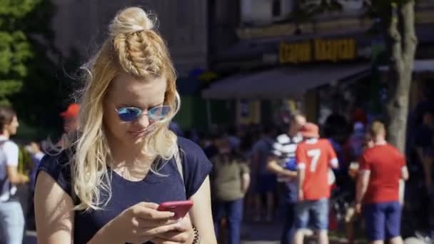 Νεαρό κορίτσι σε γυαλιά ηλίου χρησιμοποιώντας το τηλέφωνό — Αρχείο Βίντεο