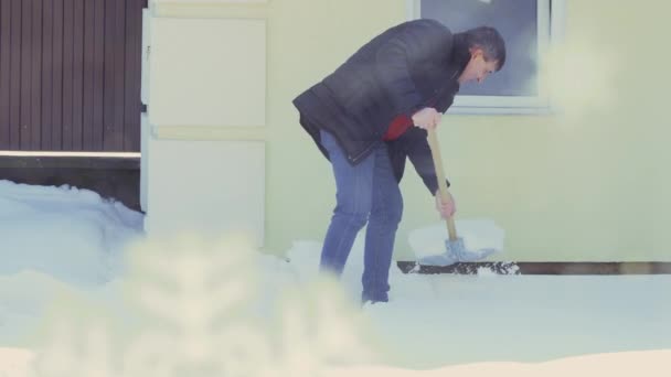 Vysoký Muž Rýč Teplé Látky Sklopit Sněhu Nedaleko Domu Příliš — Stock video