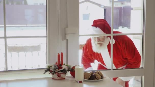 Santa Claus Blíží Oknu Uvnitř Domu Při Pohledu Přes Sklo — Stock video