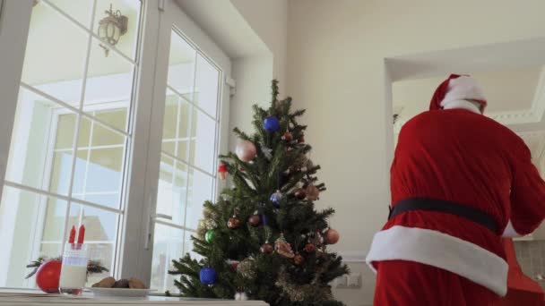 Papai Noel Colocou Sua Bolsa Sofá Provar Comida Deixada Para — Vídeo de Stock